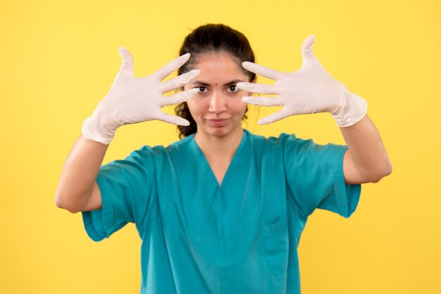 Vorderansicht Ärztin mit Latexhandschuhen, die ihre Hände zeigen