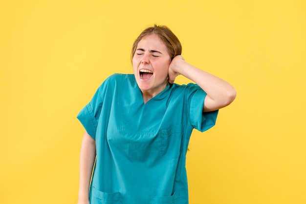 Vorderansicht Ärztin mit Schmerzen auf gelbem Hintergrund Gesundheitsmediziner Krankenhaus Emotion