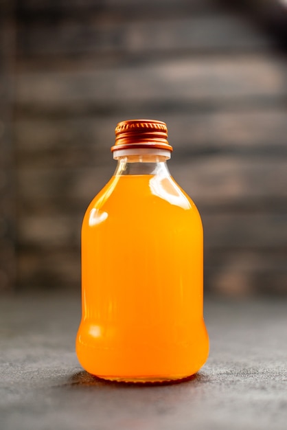 Vorderansicht Saftflasche auf isolierter Oberfläche