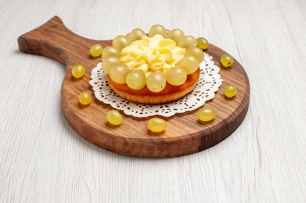 Vorderansicht Sahnetorte mit frischen Trauben auf weißem Hintergrund Obstkuchen Keks Kuchen Keks