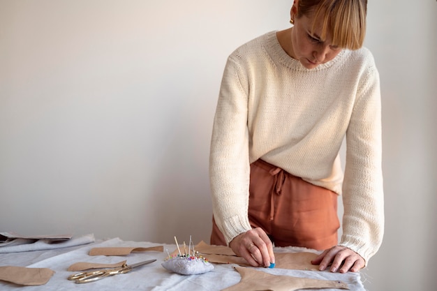 Kostenloses Foto vorderansicht schneiderfrau arbeiten