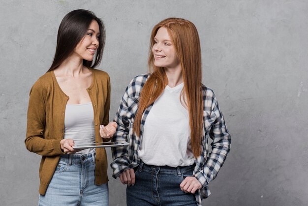 Vorderansicht schöne junge Frauen zusammen