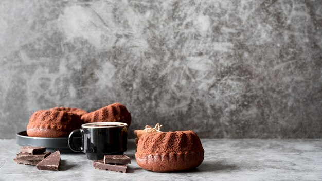 Vorderansicht Schokoladenkuchen mit Kaffee und Schokoladenstücken