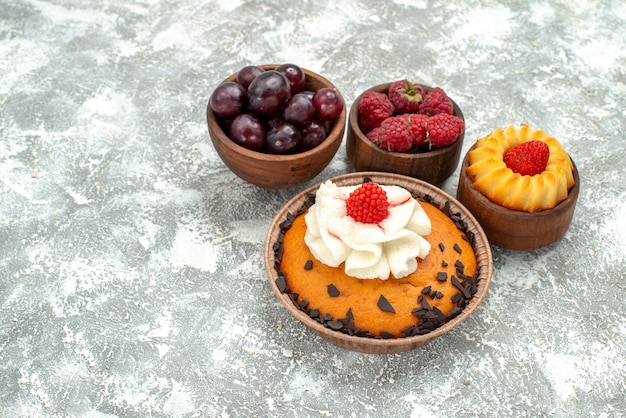 Vorderansicht Schokoladensplitterkuchen mit Früchten auf weißem Hintergrund süßer Kuchenplätzchenkuchen Zuckerkeks