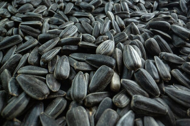 Vorderansicht schwarze Sonnenblumenkerne viele Nusssnacks Filmöl