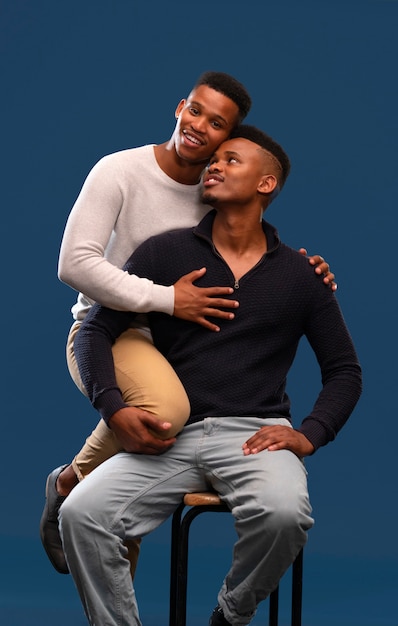 Vorderansicht schwule schwarze Männer posieren