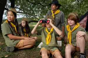 Kostenloses Foto vorderansicht scouts mit fernglas