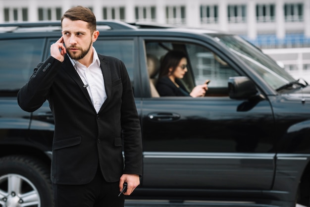 Kostenloses Foto vorderansicht sicherheitsbeamte arbeiten