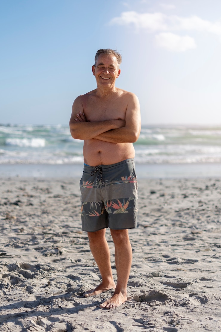 Kostenlose Foto vorderansicht smiley alter mann am strand
