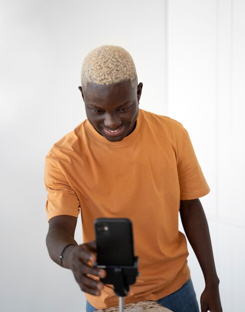 Vorderansicht-Smiley-Boy-Aufnahme mit Smartphone