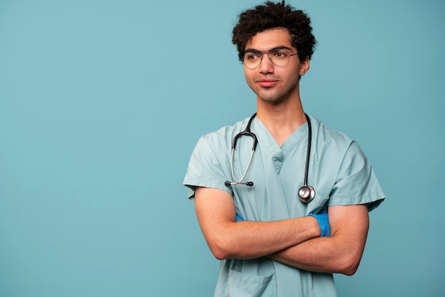 Vorderansicht-Smiley-Doktor mit Stethoskop