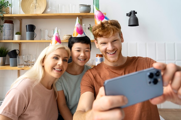 Kostenloses Foto vorderansicht-smiley-familie, die sich selbst macht