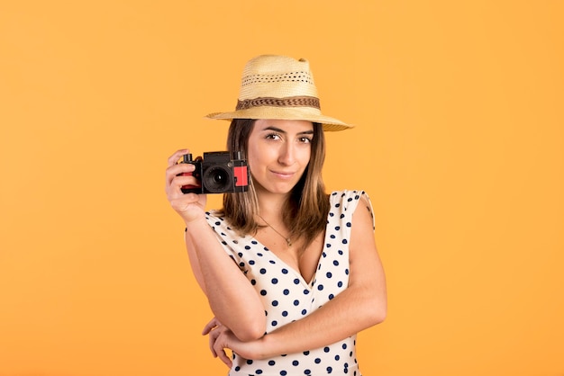 Kostenloses Foto vorderansicht-smiley-frau, die kamera hält