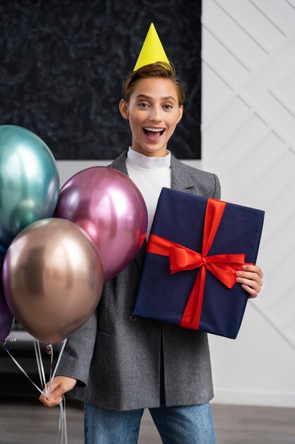 Vorderansicht Smiley Frau hält Geschenk