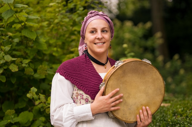 Kostenloses Foto vorderansicht smiley frau im freien