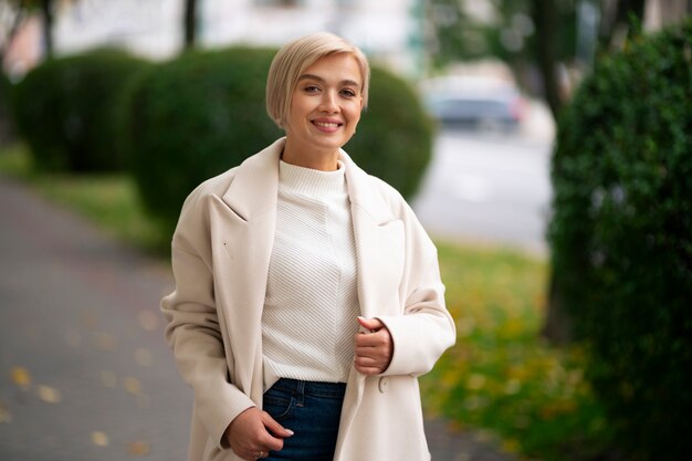 Vorderansicht Smiley Frau im Freien