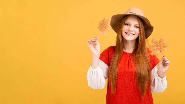 Vorderansicht Smiley-Frau mit Blättern