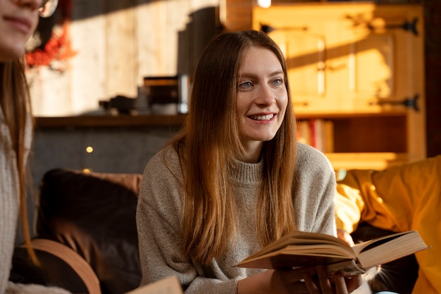 Kostenloses Foto vorderansicht smiley-frau mit buch