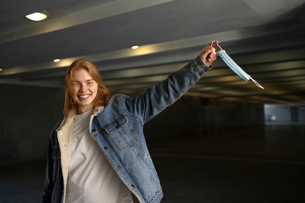 Kostenloses Foto vorderansicht smiley-frauenmaske kostenlos