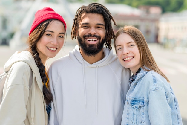 Kostenloses Foto vorderansicht smiley-freunde im freien