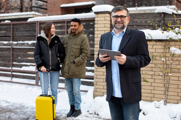 Vorderansicht-Smiley-Host mit Tablet