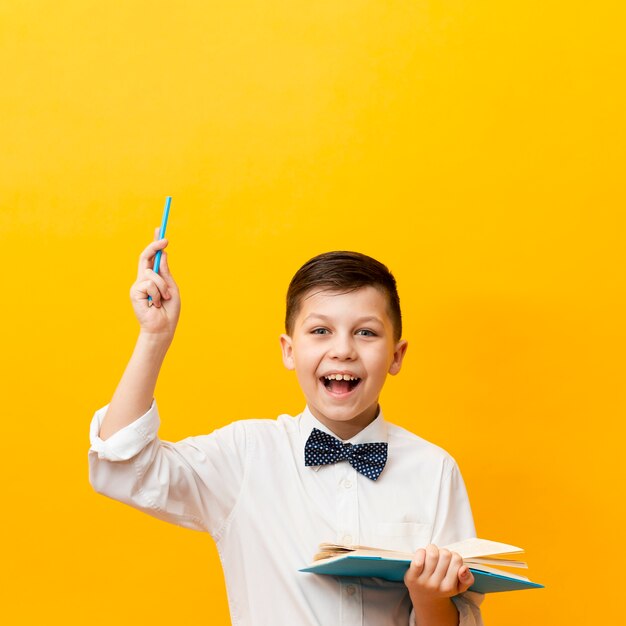 Vorderansicht Smiley Junge mit Büchern