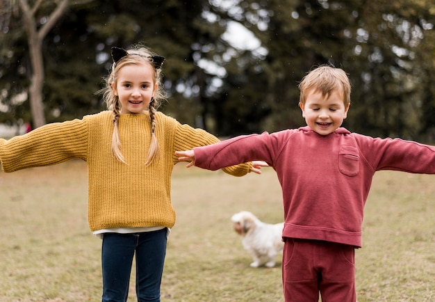 Vorderansicht Smiley Kinder spielen