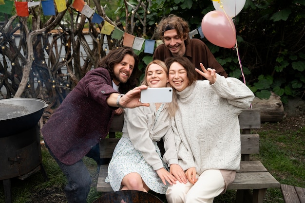 Vorderansicht-Smiley-Leute, die Selfie nehmen