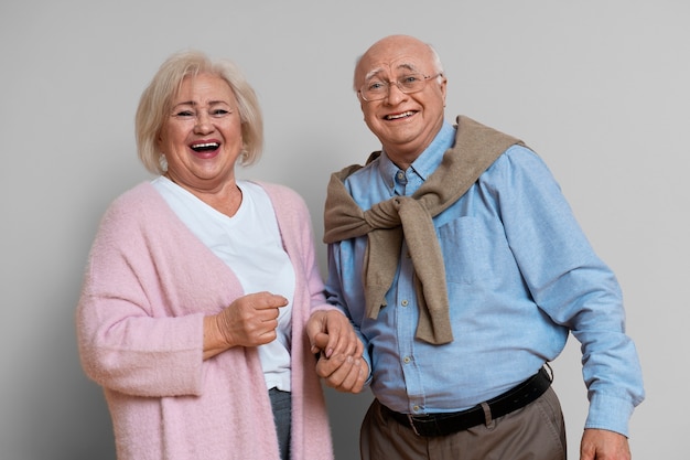 Kostenloses Foto vorderansicht smiley-leute im inneren