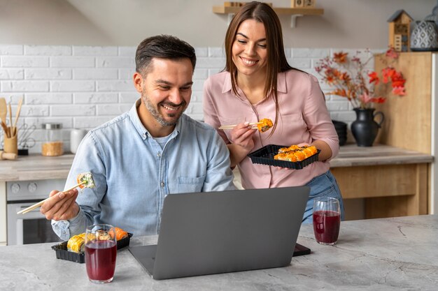 Kostenloses Foto vorderansicht-smiley-leute mit sushi-bestellung