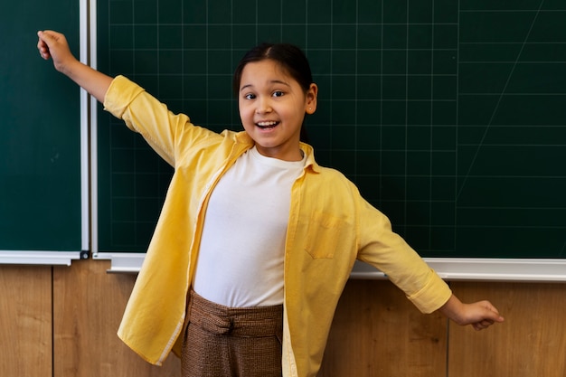 Vorderansicht-Smiley-Mädchen in der Nähe von Board