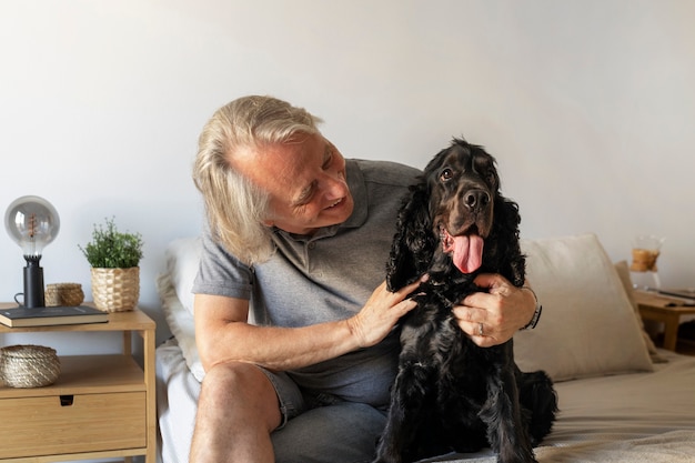 Vorderansicht-Smiley-Mann, der Hund streichelt