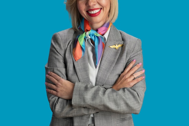 Kostenloses Foto vorderansicht-smiley-stewardess posiert