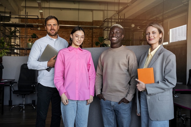 Kostenloses Foto vorderansicht-smiley-team bei der arbeit