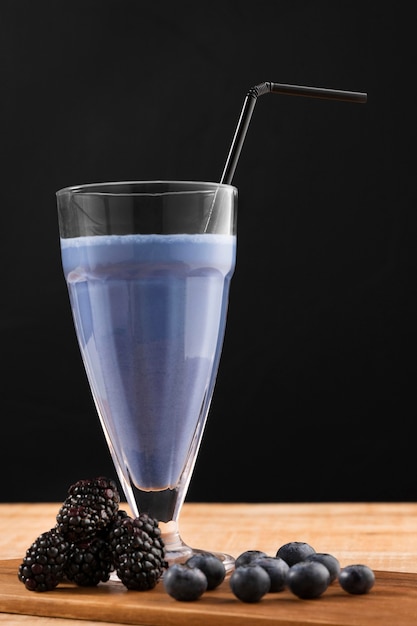 Vorderansicht Smoothie mit Blaubeeren und Brombeeren