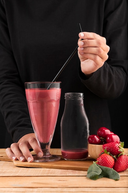 Kostenloses Foto vorderansicht smoothie mit erdbeeren und kirschen