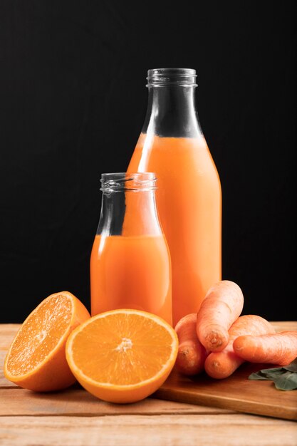 Vorderansicht Smoothie mit Orange und Karotten