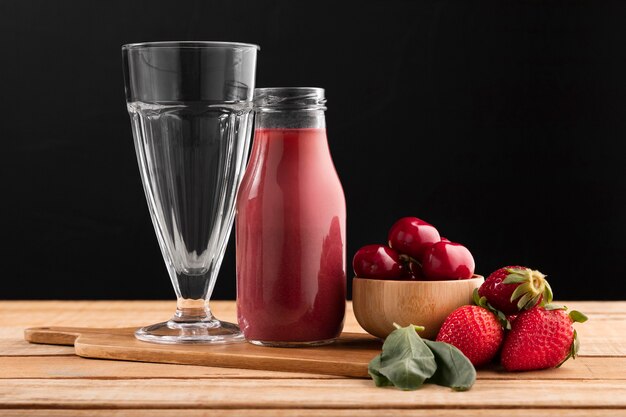 Kostenloses Foto vorderansicht smoothie und früchte mit glas