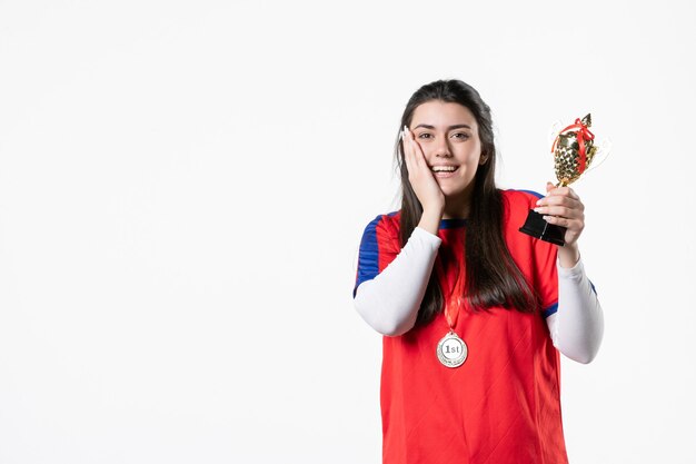 Vorderansicht Spielerin in Sportkleidung mit Medaille und goldenem Pokal