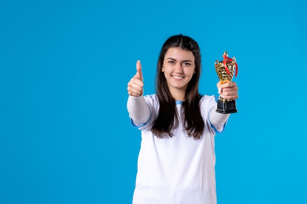 Kostenloses Foto vorderansicht spielerin mit tasse