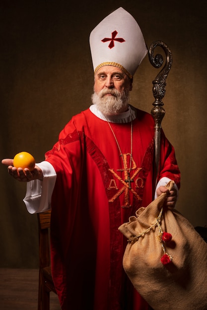 Kostenloses Foto vorderansicht st nikolaus hält stock