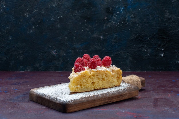 Kostenloses Foto vorderansicht stück kuchen gebacken süß mit himbeeren auf dem dunklen schreibtisch beerenzuckerkuchen kuchen backen keks