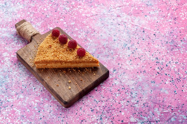 Vorderansicht Stück Kuchen gebacken und süß mit Himbeeren auf hellrosa Schreibtisch backen süße Kuchen Torte