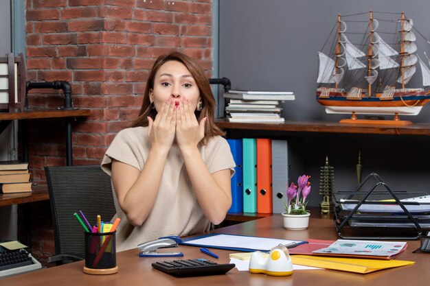 Vorderansicht süße Frau sendet Kuss im Büro arbeiten sending