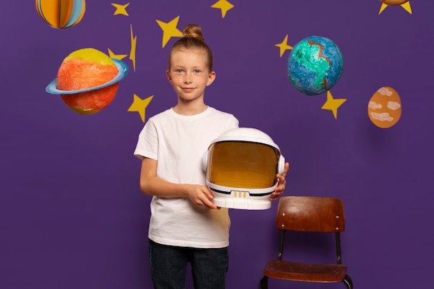 Vorderansicht süßes Kind mit Helm