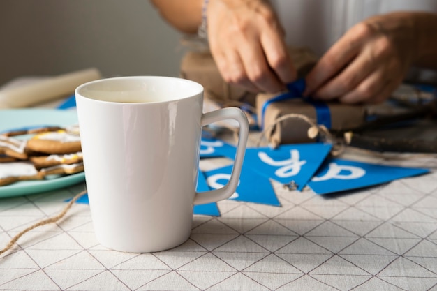 Vorderansicht Tasse Kaffee und fröhliche Chanukka-Girlande