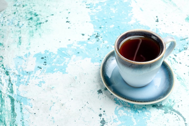 Kostenloses Foto vorderansicht tasse tee auf der blauen oberfläche