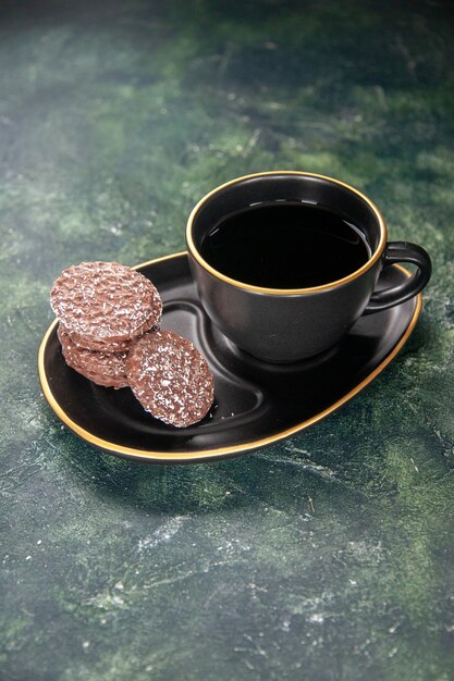 Vorderansicht Tasse Tee in schwarzer Tasse und Teller mit Keksen auf dunkler Oberfläche Farbe Zuckerglas Frühstück Dessert Kuchen Keks