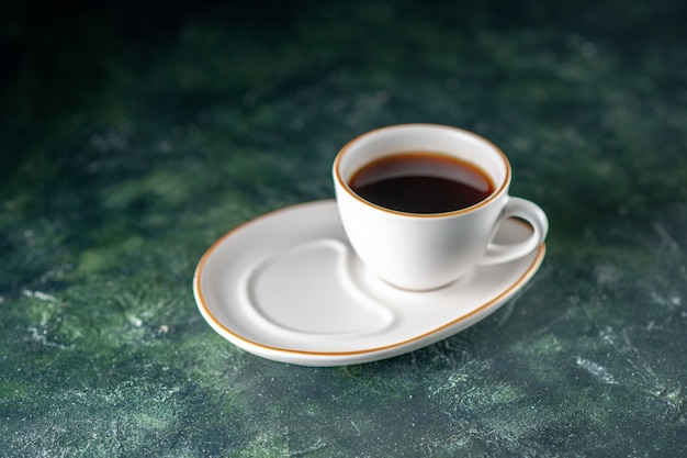 Kostenloses Foto vorderansicht tasse tee in weißer platte auf dunkler oberfläche farbzeremonie frühstück morgen foto brot glas getränk