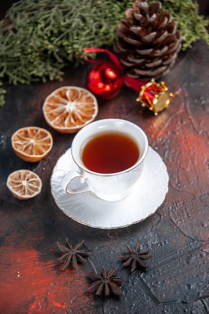 Vorderansicht Tasse Tee mit Baum auf dunklem Hintergrund